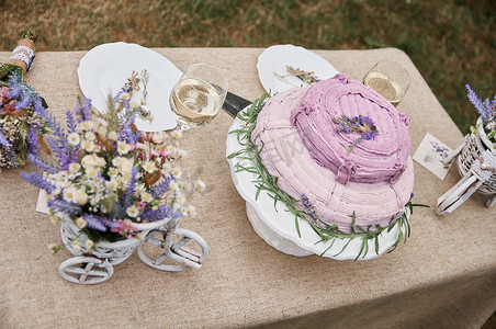 一张布满亚麻布的桌子上的波西米亚风格婚礼蛋糕