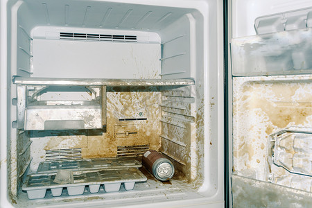 现代冰箱肮脏的冰柜与碳酸饮料的飞溅