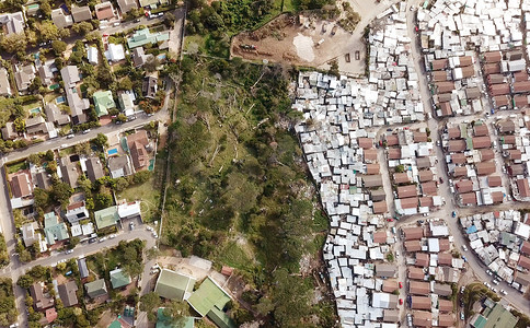 南非一个乡镇和富裕郊区的鸟瞰图