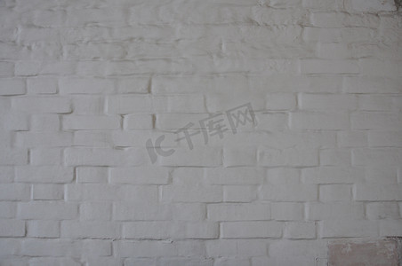 用油漆盖的古色古香的白色砖墙。