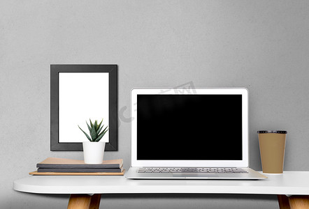 样机模板笔记本电脑显示屏和相框，在办公桌、工作场所和办公室上有空白，墙上有海报，室内房间，室内，复制空间，业务和工作区概念。