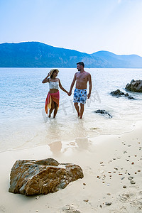 一对夫妇从后面望向热带岛屿的海洋，美丽的热带岛屿海滩 — Koh Kham，Trat Thailand Pattaya Asia，一对夫妇在热带岛屿上放松