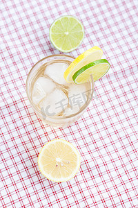 奇异果水摄影照片_加冰的玻璃杯中加柠檬和酸橙的水