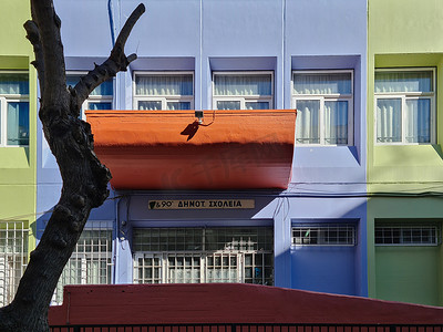 塞萨洛尼基，希腊小学公立学校入口处有标志。