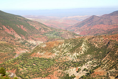 阿特拉斯非洲地面和红色的达德斯山谷