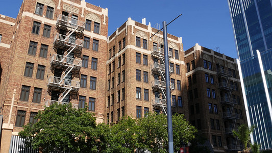 房地产通道摄影照片_美国圣地亚哥市住宅砖砌建筑外的消防梯。