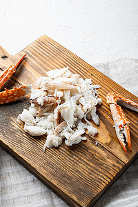 煮沸的螃蟹食物，在木切板，在白色背景