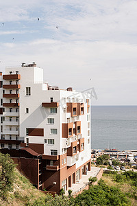 海边的现代酒店或公寓楼