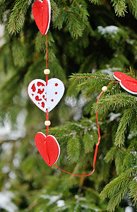 绿色圣诞树上美丽的心形装饰