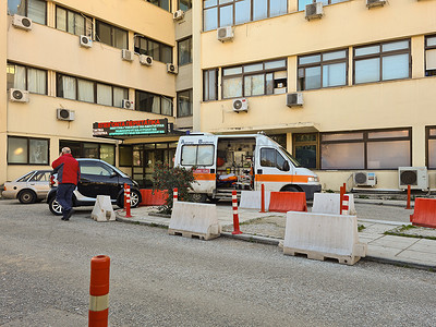 塞萨洛尼基，希腊 Ippokrateio 综合医院紧急入口与标志。