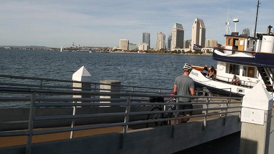 1月1日摄影照片_美国加利福尼亚州圣地亚哥 — 2020年1月30日：Silvergate客运渡轮靠近码头、科罗纳多岛登陆、旗舰公共交通。