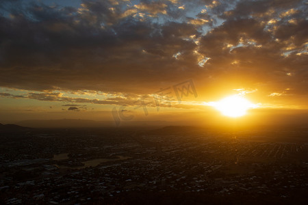 澳大利亚昆士兰州汤斯维尔的日落美景，从城堡山望向海岸和平静的大海