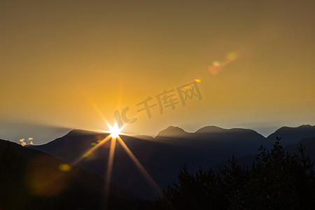 清晨大山摄影照片_山上的清晨，第一缕阳光出来了。