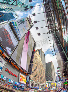 点赞新时代摄影照片_纽约城 — 2013 年 6 月 11 日：著名旅游胜地时代广场拥挤的游客