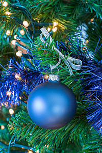 易拉宝圣诞节摄影照片_挂在树上的蓝色圣诞球