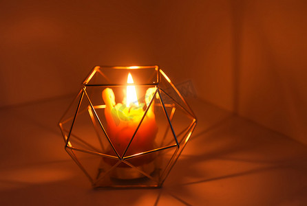 在木片上的烛台上手工制作蜂蜡蜡烛。