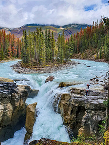 加拿大 Sunwapta Falls Jasper 国家公园的美丽景色，情侣男女参观 Sunwapta Falls Jasper