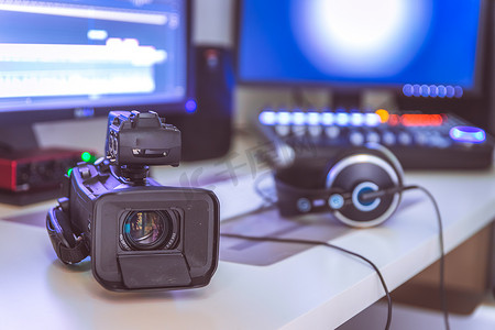 抖音视频边框摄影照片_用于视频编辑和视频制作的专业剪辑室：监视器、摄像机和混音