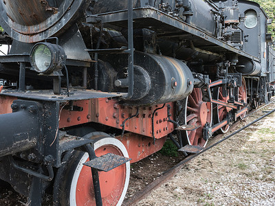 老式火车摄影照片_红色和黑色的老式火车。
