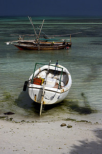 白色游船摄影照片_游船在桑给巴尔海