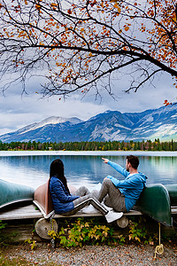 加拿大贾斯珀的 Beauvert 湖，以独木舟而闻名的加拿大湖