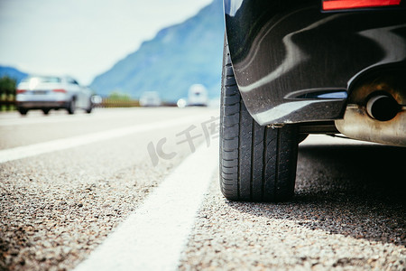 道路故障摄影照片_汽车站在故障车道、沥青和轮胎上，意大利