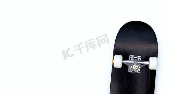 白色背景上的黑色滑板。