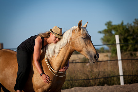 夏天在户外训练马的年轻女子