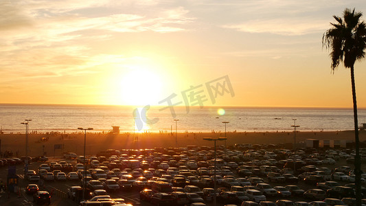 2019大气摄影照片_美国洛杉矶圣塔莫尼卡 — 2019年10月28日：加州夏季海滩美学，大气的金色日落。