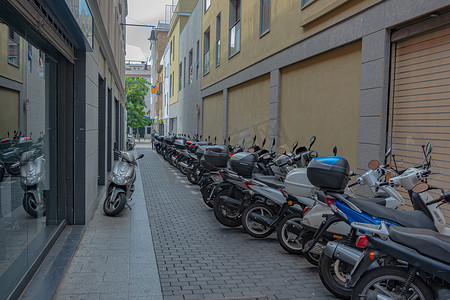 09摄影照片_西班牙滨海略雷特 — 09/22/2017:城市街道上的摩托车停车场