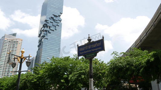 泰国曼谷 — 2019年7月13日：现代Sathorn金融商业区的Mahanakhon King Power摩天大楼。 