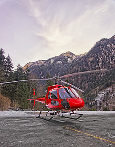 红色直升机在瑞士阿尔卑斯山 2 的直升机停机坪