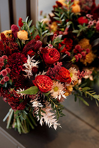 红色正式摄影照片_红色典雅的新鲜自然花婚礼花束