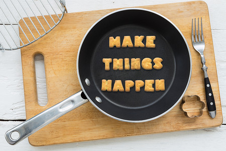 字母饼干引用 MAKE THINGS HAPPEN 和厨房用具