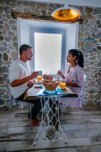 意大利巴勒莫省西西里岛中世纪村庄 Cefalu，从窗户欣赏海景的早餐