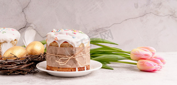 立夏彩蛋摄影照片_带郁金香和彩蛋正面的复活节蛋糕