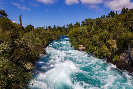 新西兰北岛陶波附近怀卡托河上强大的胡卡瀑布