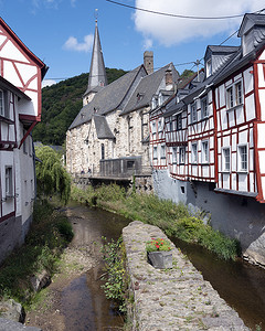 德国埃菲尔蒙雷亚尔美丽村庄的河流和半木结构房屋