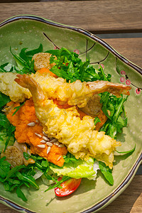 新鲜的日本天妇罗虾配沙拉