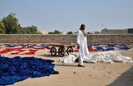 印度焦特布尔 — 2015 年 1 月 2 日：焦特布尔一家小工厂的纺织工人