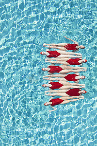花样游泳运动员从头到脚保持平衡