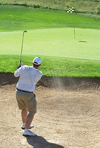沙坑摄影照片_沙坑中的高尔夫球手
