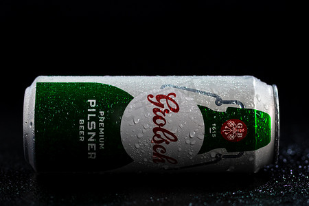 pilsner摄影照片_Grolsch Premium Pilsner - Grolsch Premium Lager 啤酒罐上的水滴。 