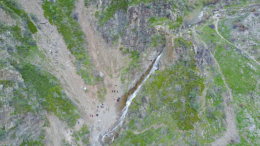 瀑布群摄影照片_岩石间瀑布的顶视图。