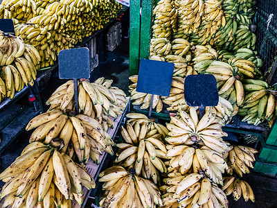 人小标摄影照片_香蕉在市场上的空标销售