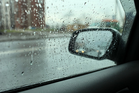 车窗外下雨