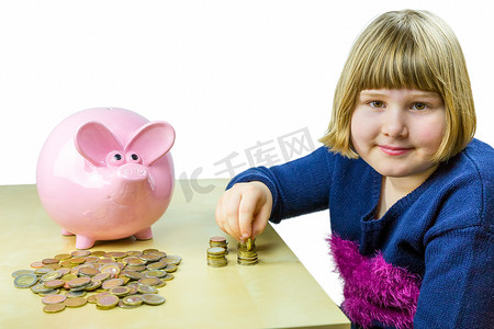年轻的荷兰女孩从存钱罐里数欧元硬币
