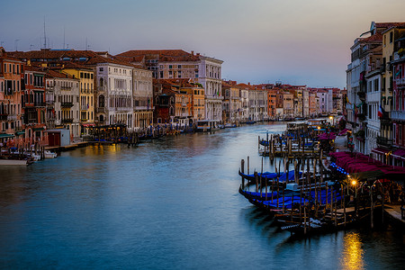 意大利夜景摄影照片_欧洲夏季意大利威尼斯运河、威尼斯建筑和地标