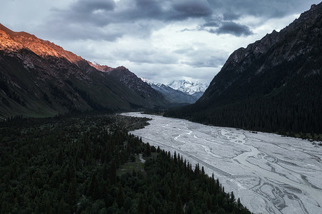 日落时的河流和山脉。
