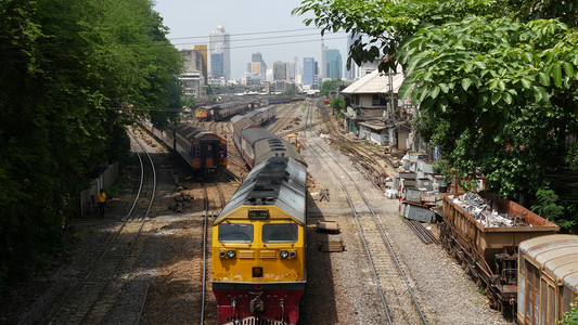 华为欧洲小镇摄影照片_泰国曼谷 — 2019年7月11日：以城市景观和摩天大楼为背景的火车站景观。